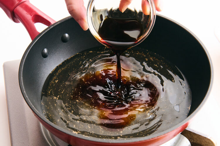 割り下の材料をすべて入れて中火にかける